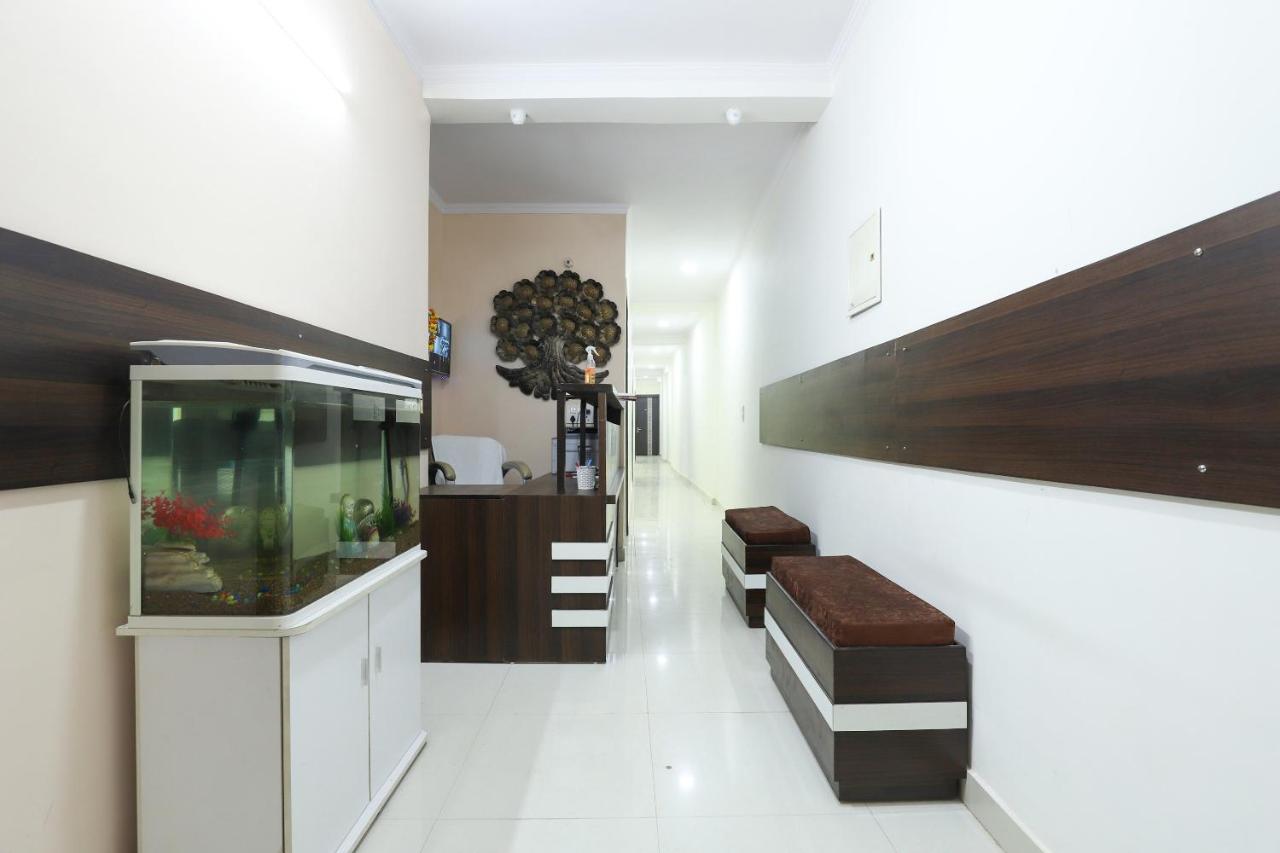 Oyo 77819 Shahdara Inn Új-Delhi Kültér fotó